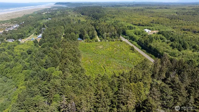 a picture of a lake view