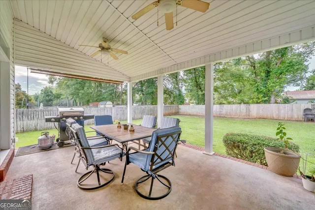 a view of a livingroom with a ceiling fan