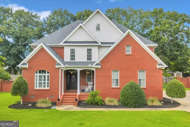 a view of a backyard