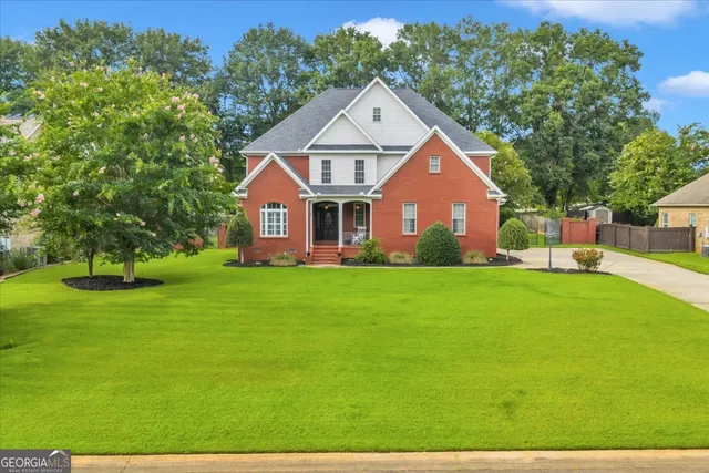 a view of a house with a yard