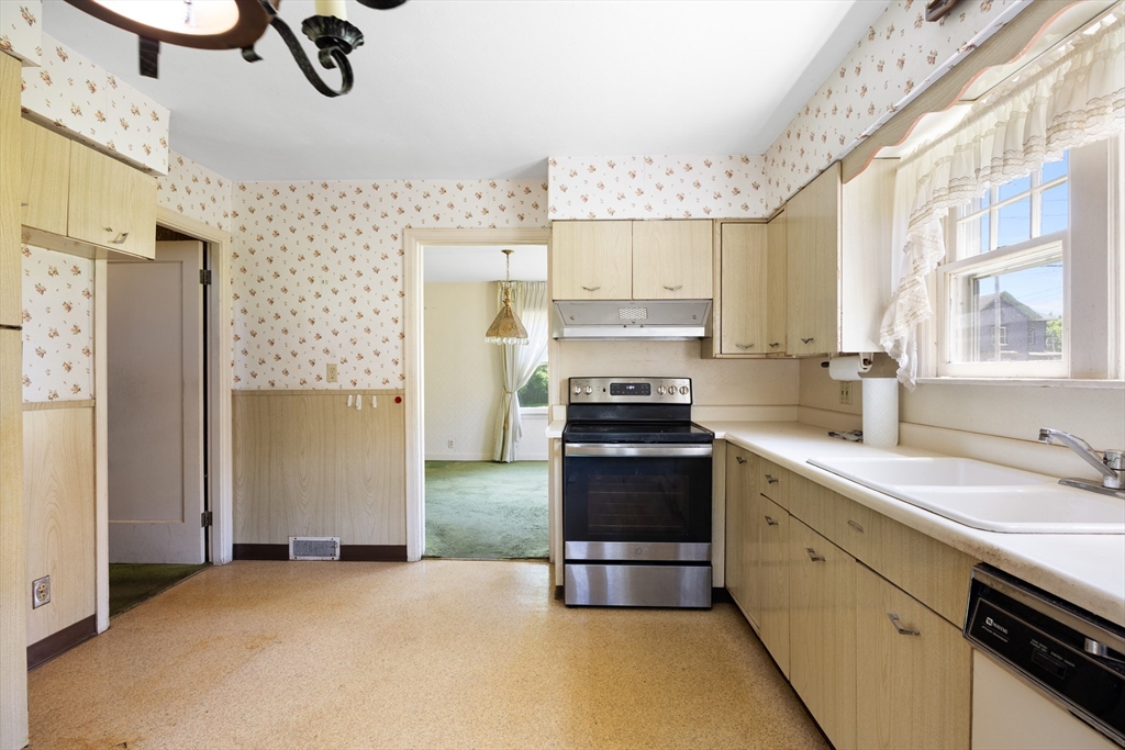 216 Springfield Street Chicopee, MA 01013 - Photo 8 of 26