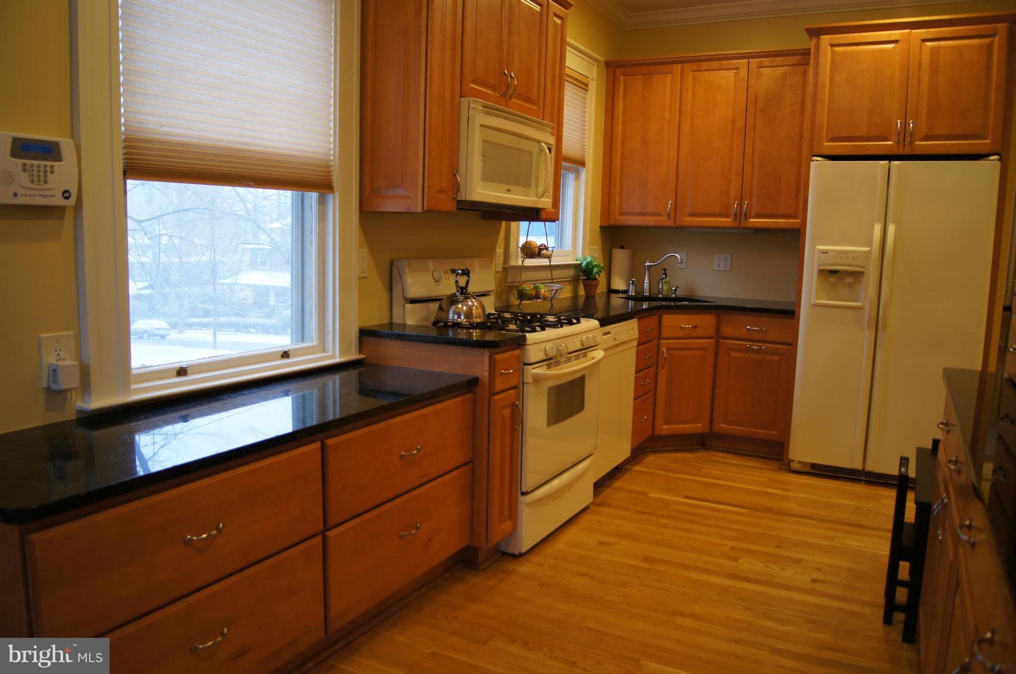 412 Hawthorn Road Baltimore, MD 21210 - Photo 11 of 30 Hardwoods, granite, tons of cabinets