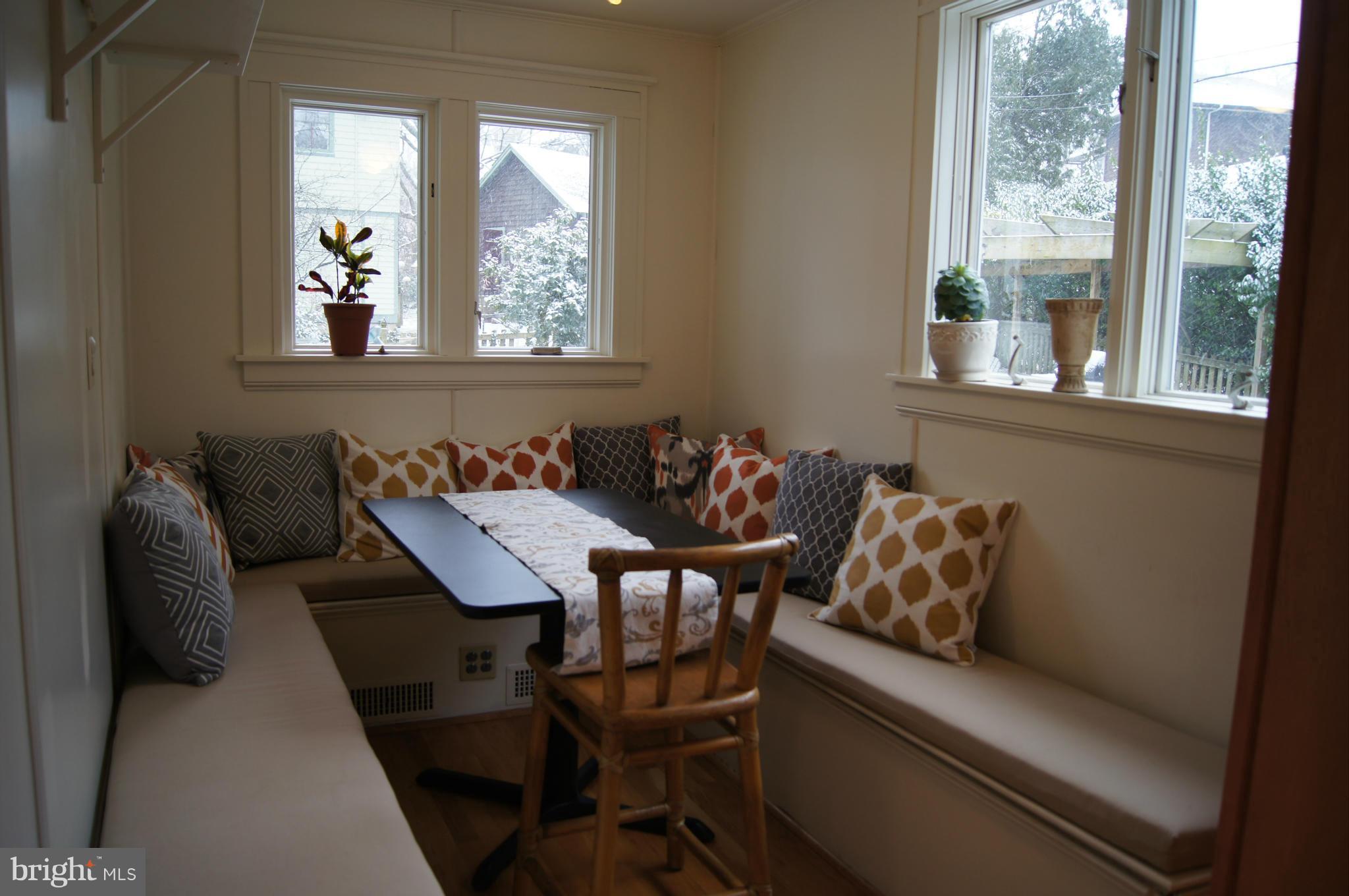 412 Hawthorn Road Baltimore, MD 21210 - Photo 14 of 30 Breakfast room with bench style seating