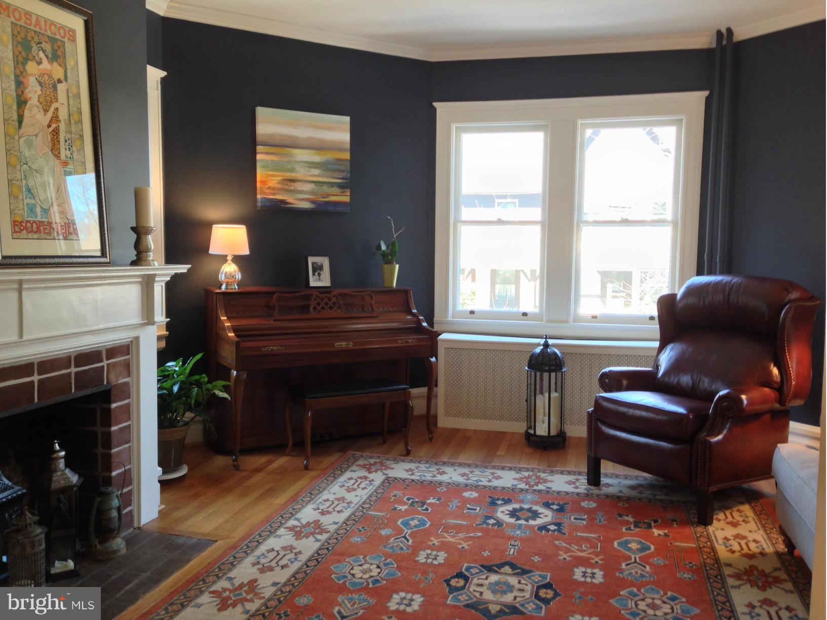 412 Hawthorn Road Baltimore, MD 21210 - Photo 4 of 30 Curved room with decorative fireplace