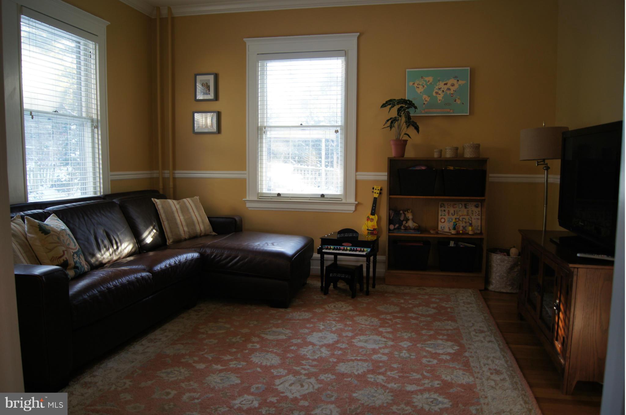 412 Hawthorn Road Baltimore, MD 21210 - Photo 10 of 30 Comfortable room off kitchen