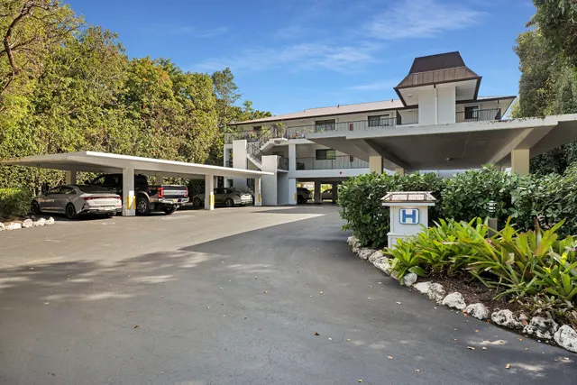 a couple of cars parked in front of a building