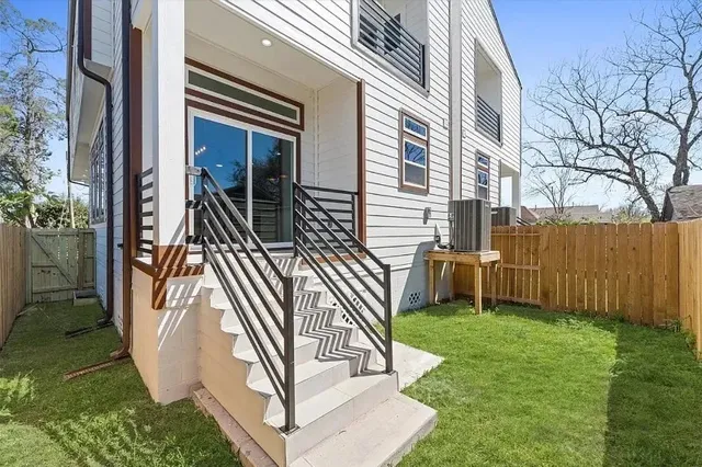 a view of a backyard with trampoline