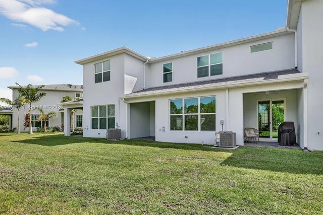 a view of a yard in front of a building