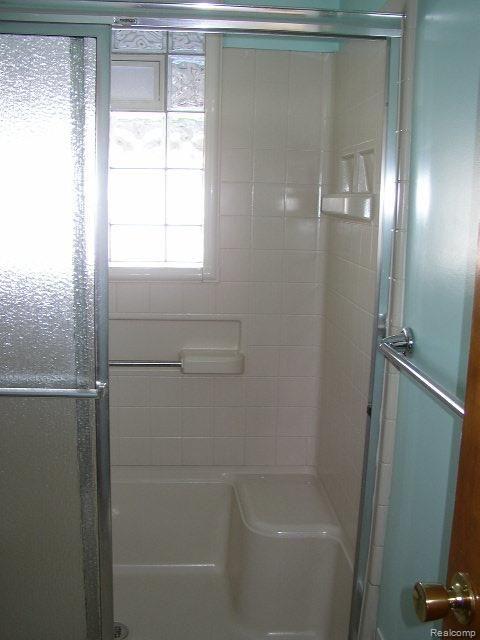 32036 Kelly Road Roseville, MI 48066 - Photo 17 of 25 First Floor Bath 2 of 2