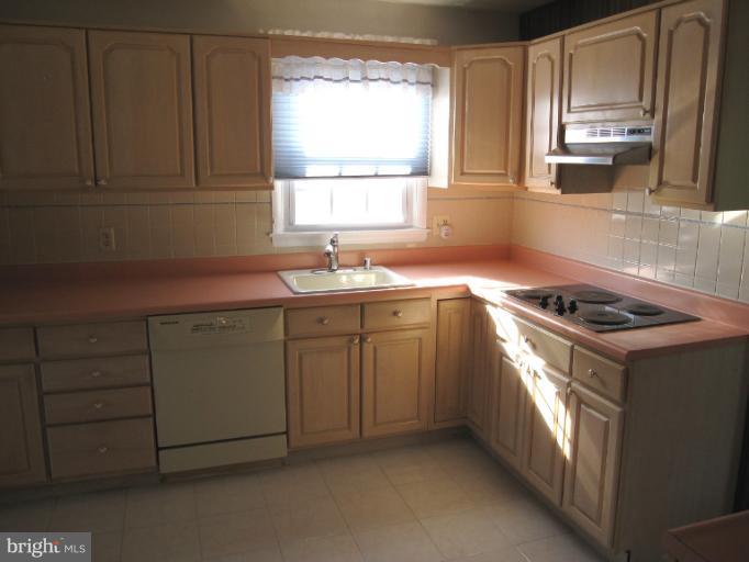 240 Cinder Road Lutherville-Timonium, MD 21093 - Photo 11 of 16 Kitchen