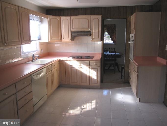 240 Cinder Road Lutherville-Timonium, MD 21093 - Photo 5 of 16 Kitchen