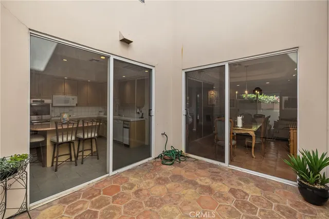 $699,000 | 5715 Etiwanda Avenue, Unit 4, Tarzana, CA 91356