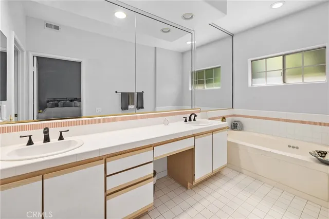 $699,000 | 5715 Etiwanda Avenue, Unit 4, Tarzana, CA 91356