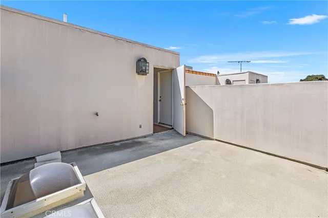 $699,000 | 5715 Etiwanda Avenue, Unit 4, Tarzana, CA 91356