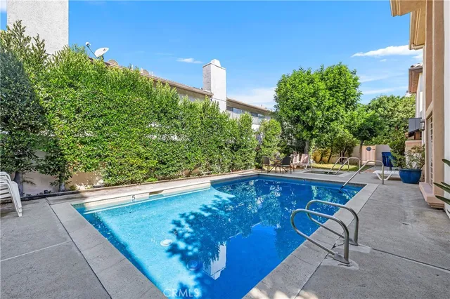 $699,000 | 5715 Etiwanda Avenue, Unit 4, Tarzana, CA 91356