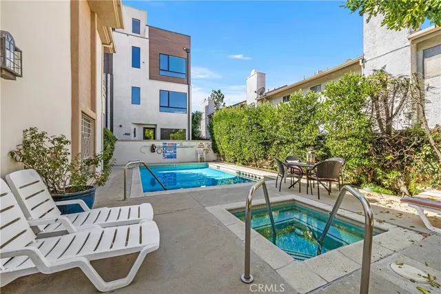 $699,000 | 5715 Etiwanda Avenue, Unit 4, Tarzana, CA 91356
