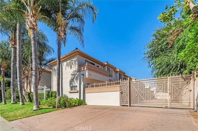 $699,000 | 5715 Etiwanda Avenue, Unit 4, Tarzana, CA 91356