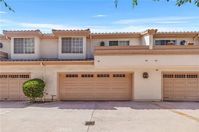 $699,000 | 5715 Etiwanda Avenue, Unit 4, Tarzana, CA 91356