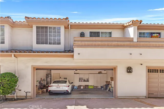 $699,000 | 5715 Etiwanda Avenue, Unit 4, Tarzana, CA 91356