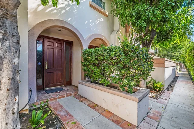$699,000 | 5715 Etiwanda Avenue, Unit 4, Tarzana, CA 91356