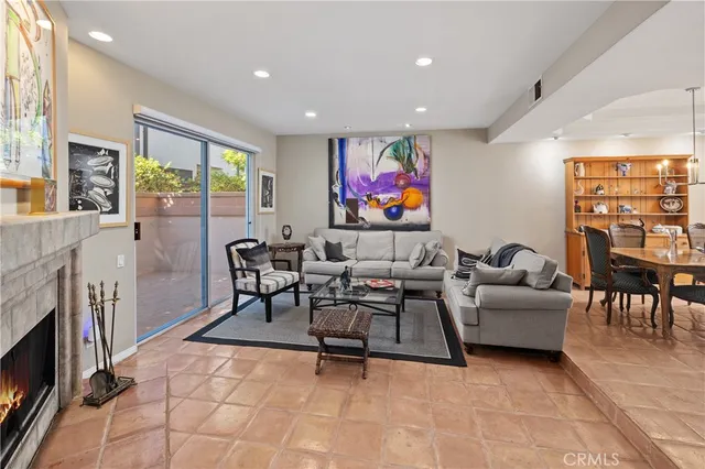 $699,000 | 5715 Etiwanda Avenue, Unit 4, Tarzana, CA 91356