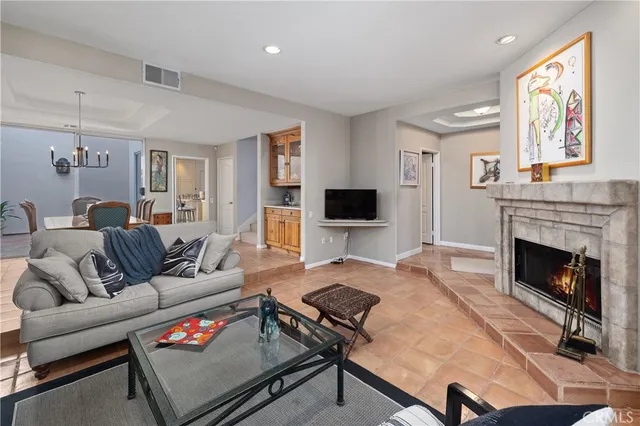 $699,000 | 5715 Etiwanda Avenue, Unit 4, Tarzana, CA 91356