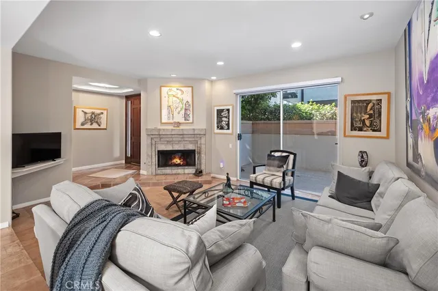 $699,000 | 5715 Etiwanda Avenue, Unit 4, Tarzana, CA 91356