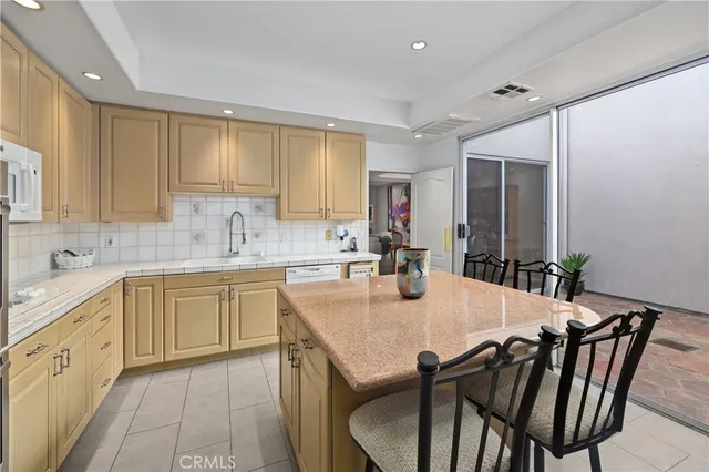 $699,000 | 5715 Etiwanda Avenue, Unit 4, Tarzana, CA 91356