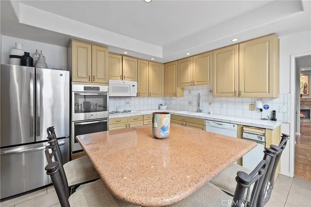 $699,000 | 5715 Etiwanda Avenue, Unit 4, Tarzana, CA 91356