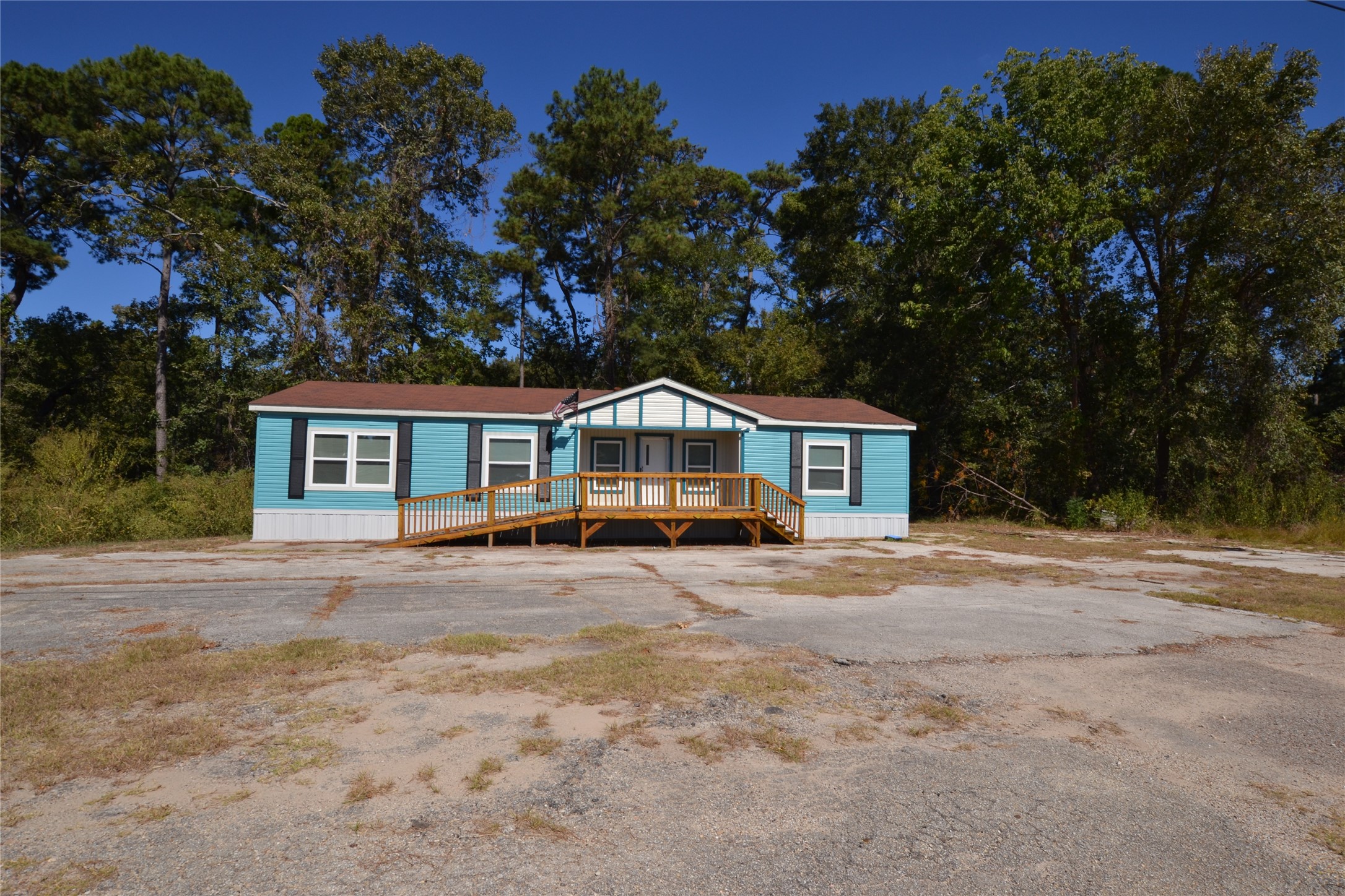 13402 U.S. Highway 190 Onalaska, TX 77360 - Photo 4 of 16 a front view of a house with a garden