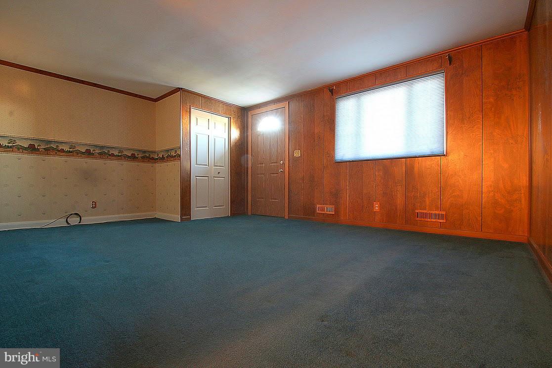 7887 Harold Road Baltimore, MD 21222 - Photo 3 of 29 Living Room