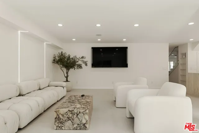 $26,900 | 9432 Oakmore Road, Los Angeles, CA 90035