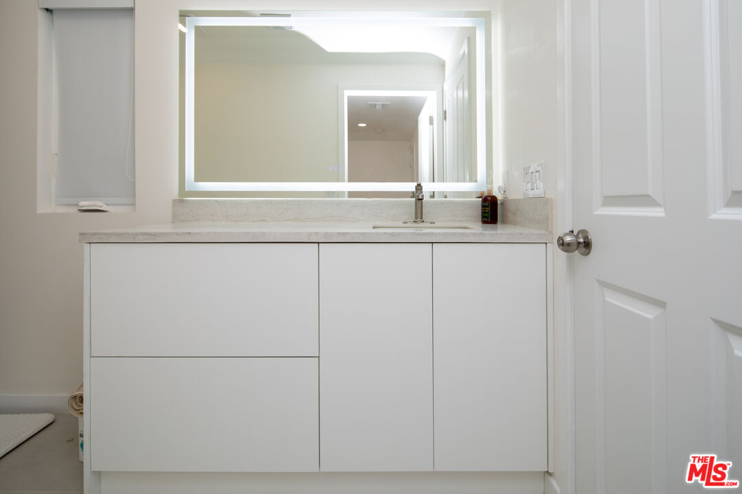 9432 Oakmore Road Los Angeles, CA 90035 - Photo 38 of 49