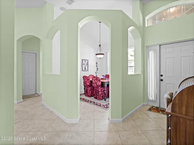 a view of lobby with elevator