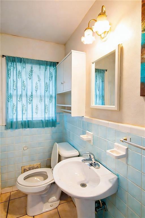 154 Privette Road Southwest Marietta, GA 30008 - Photo 22 of 28 a bathroom with a sink a toilet and mirror