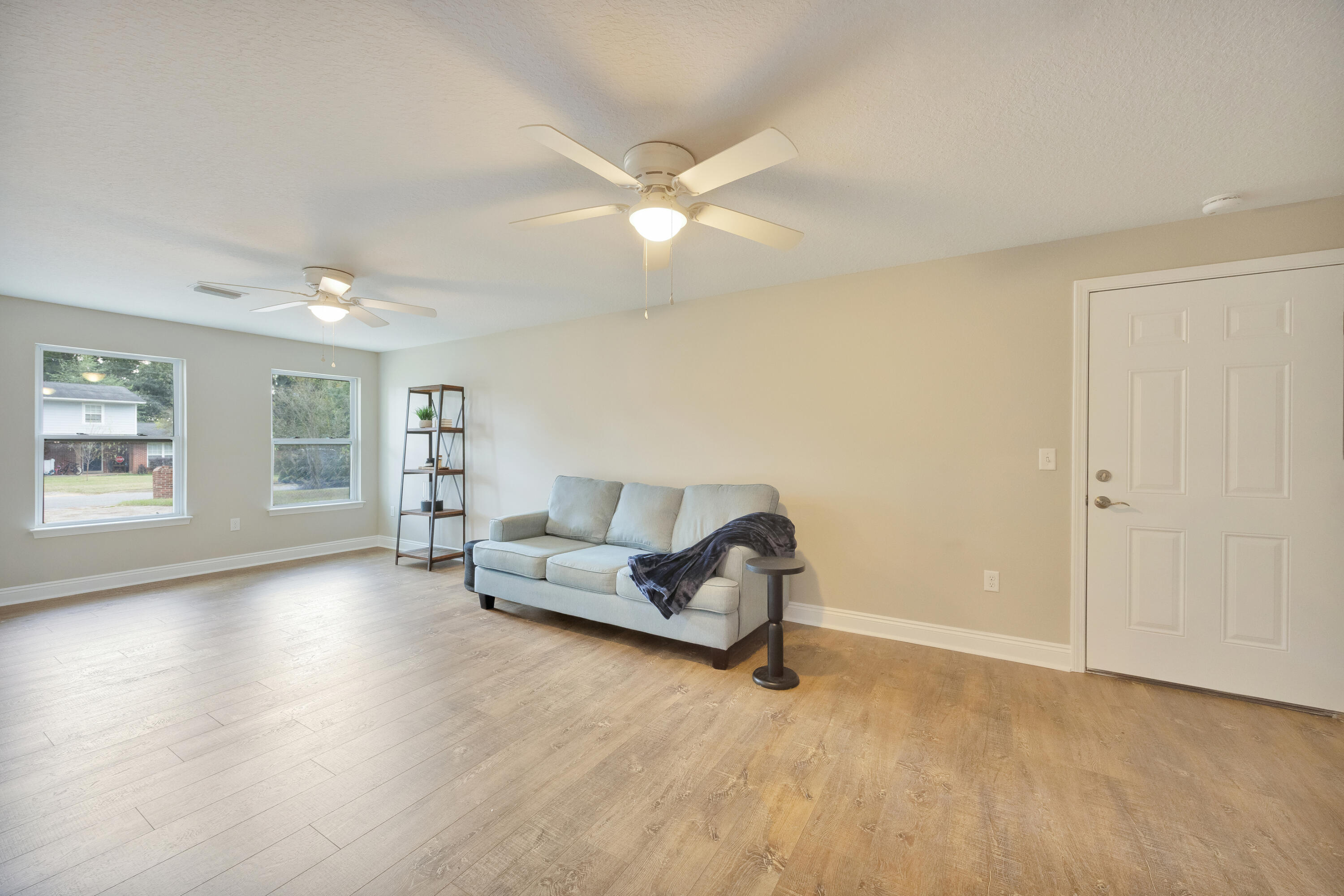 147 Gillis Drive Crestview, FL 32536 - Photo 27 of 62 a living room with furniture and a ceiling fan