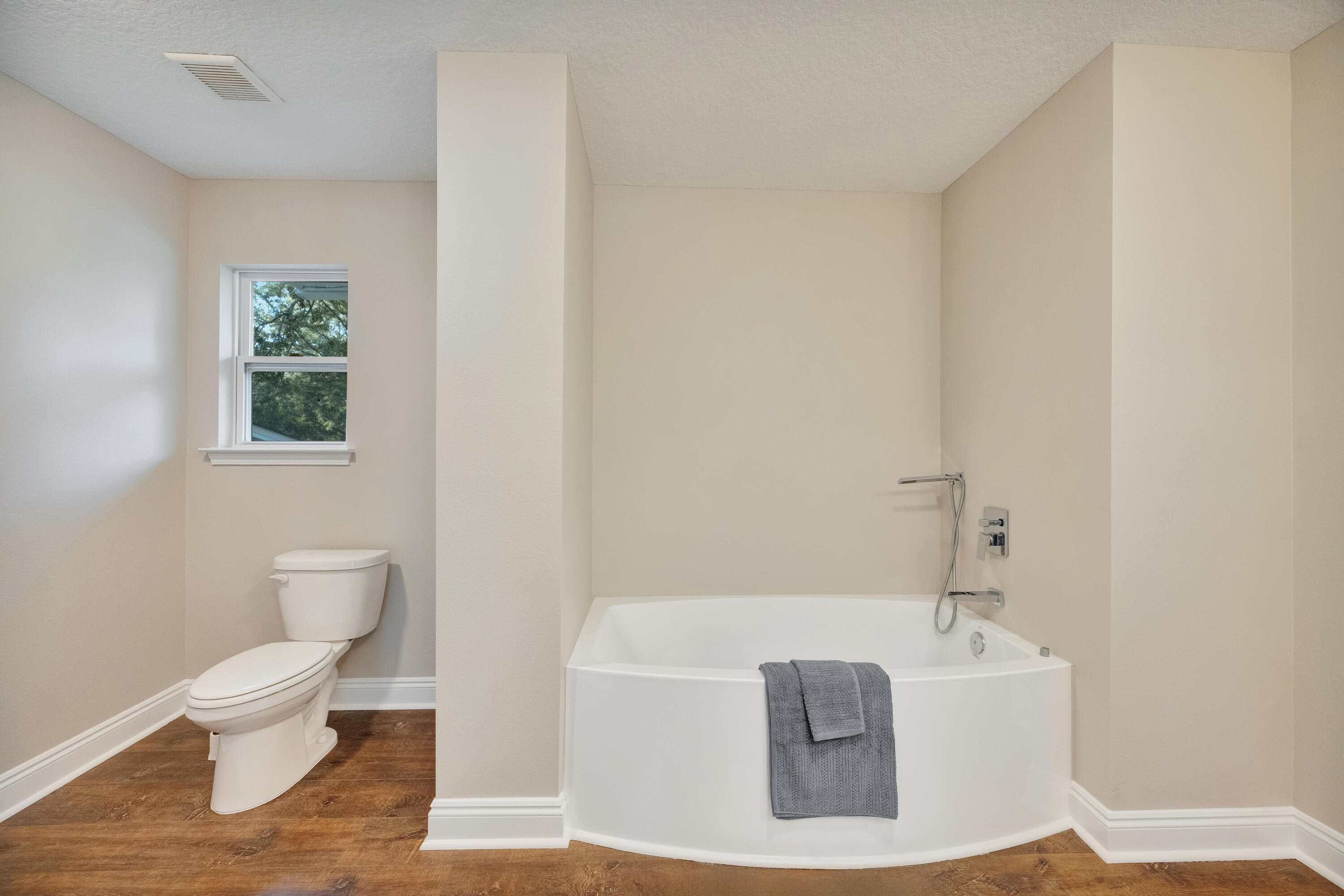 147 Gillis Drive Crestview, FL 32536 - Photo 35 of 62 a bathroom with a toilet and a bathtub