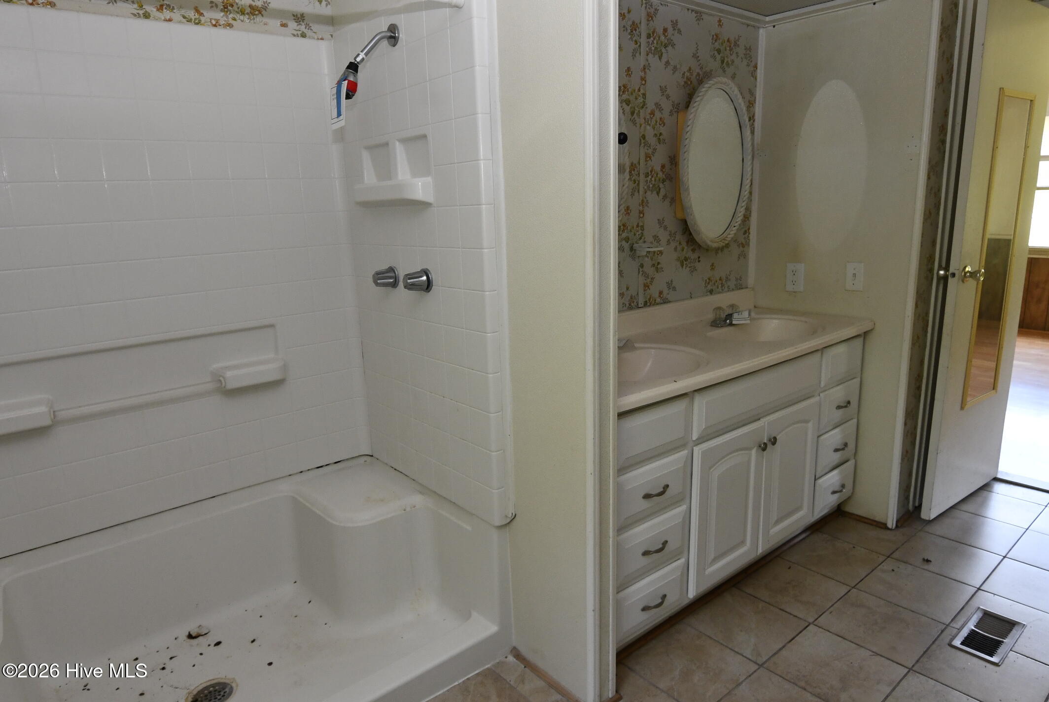 209 Queens Road Hubert, NC 28539 - Photo 11 of 27 Bathroom 1