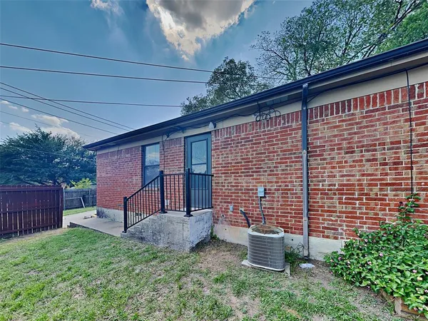 $1,499 | 501 Byron Street, Unit A, Fort Worth, TX 76114