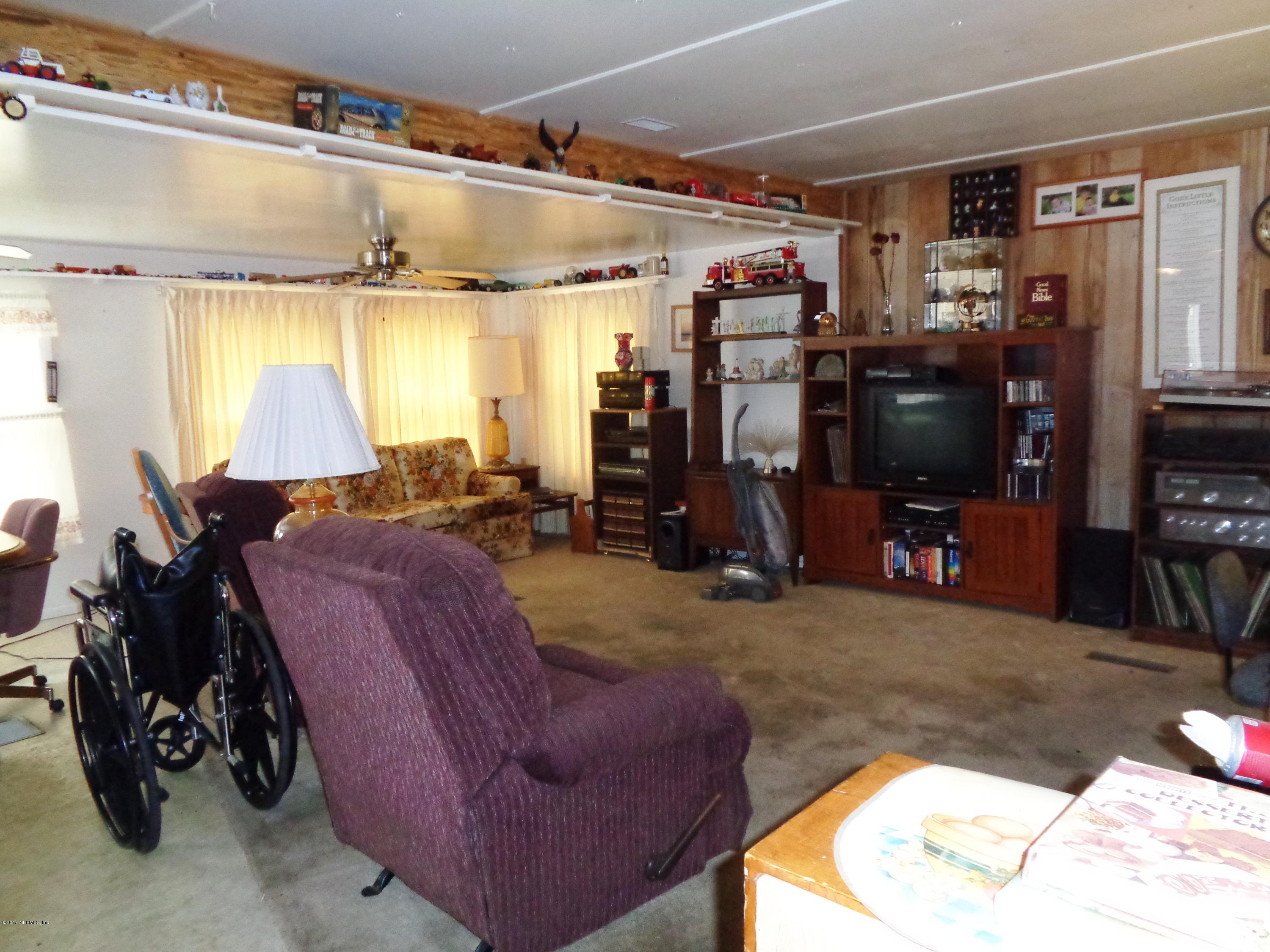 137 Istanbul Street Interlachen, FL 32148 - Photo 4 of 18 a bed room with a bed and a flat tv screen