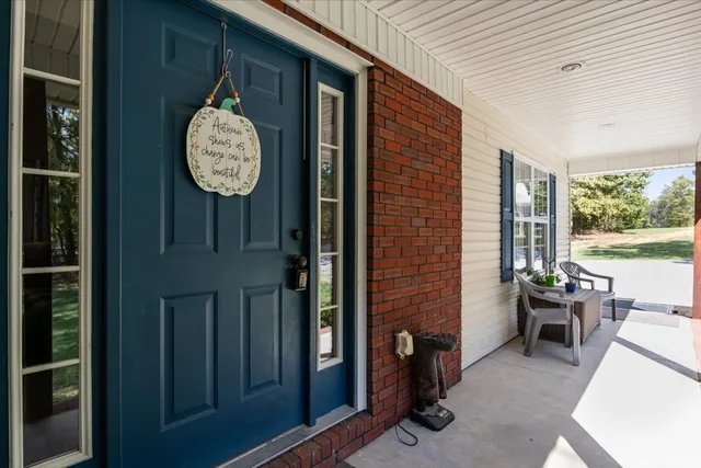 a view of a dinning room with furniture