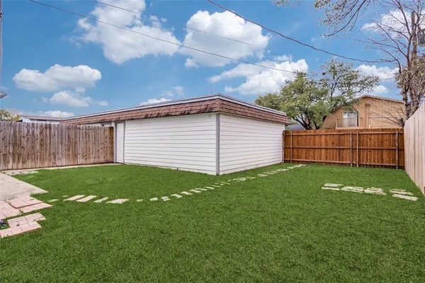a view of backyard with garden