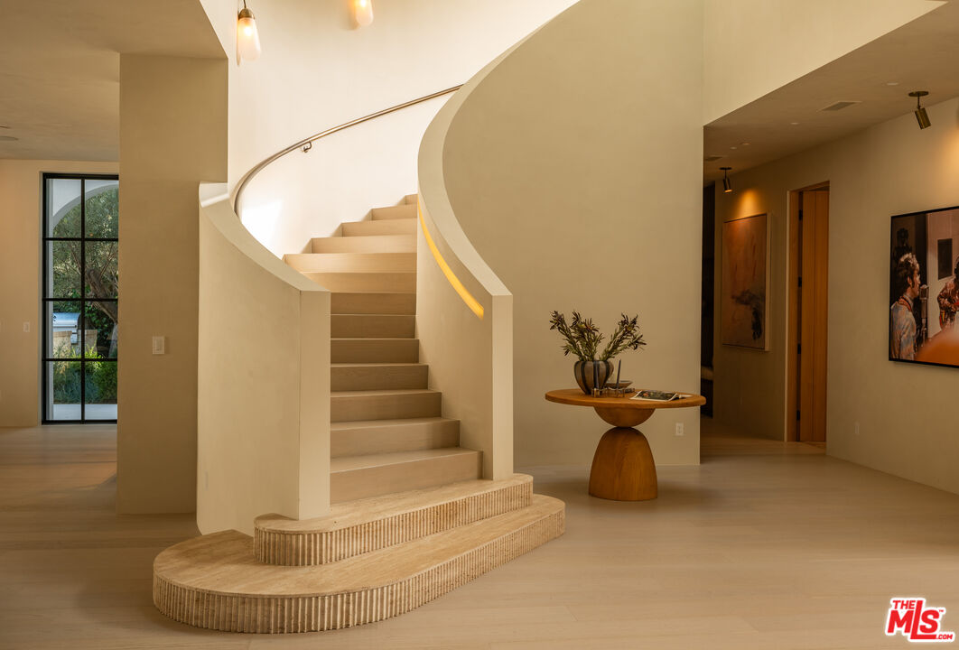 966 Stone Canyon Road Los Angeles, CA 90077 - Photo 4 of 30 a view of entryway and hall