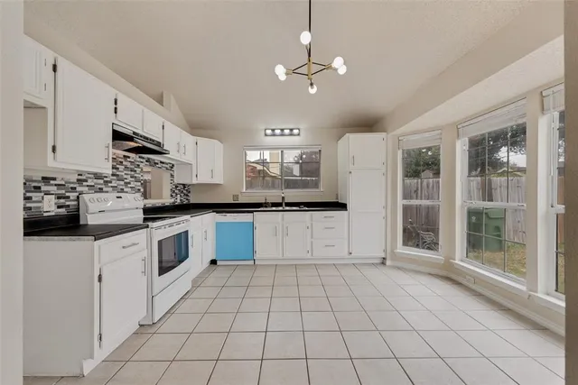 $329,900 | 2327 Cromwell Drive, Arlington, TX 76018