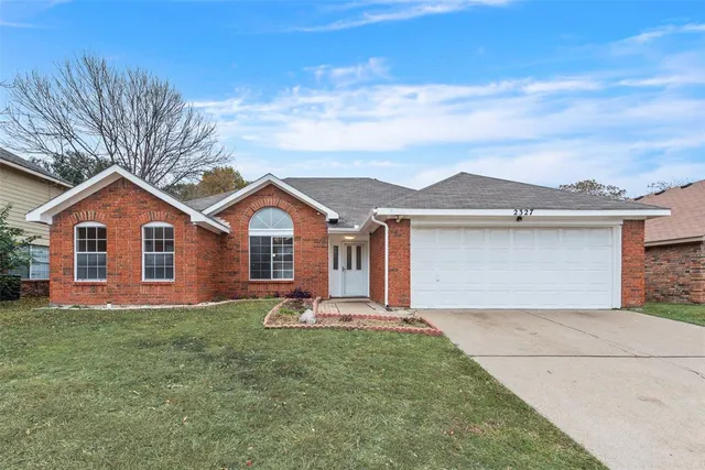 $329,900 | 2327 Cromwell Drive, Arlington, TX 76018
