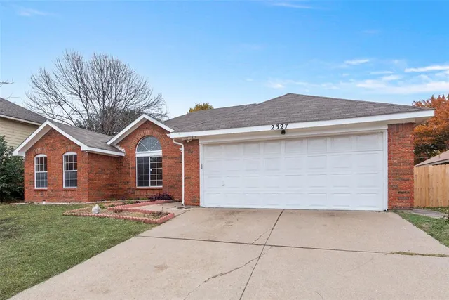 $329,900 | 2327 Cromwell Drive, Arlington, TX 76018