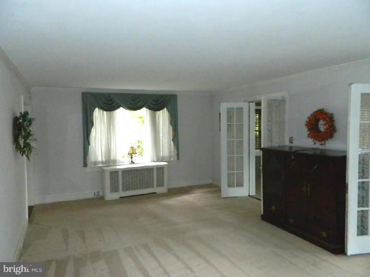 147 Broadview Road Springfield, PA 19064 - Photo 5 of 25 Living Room