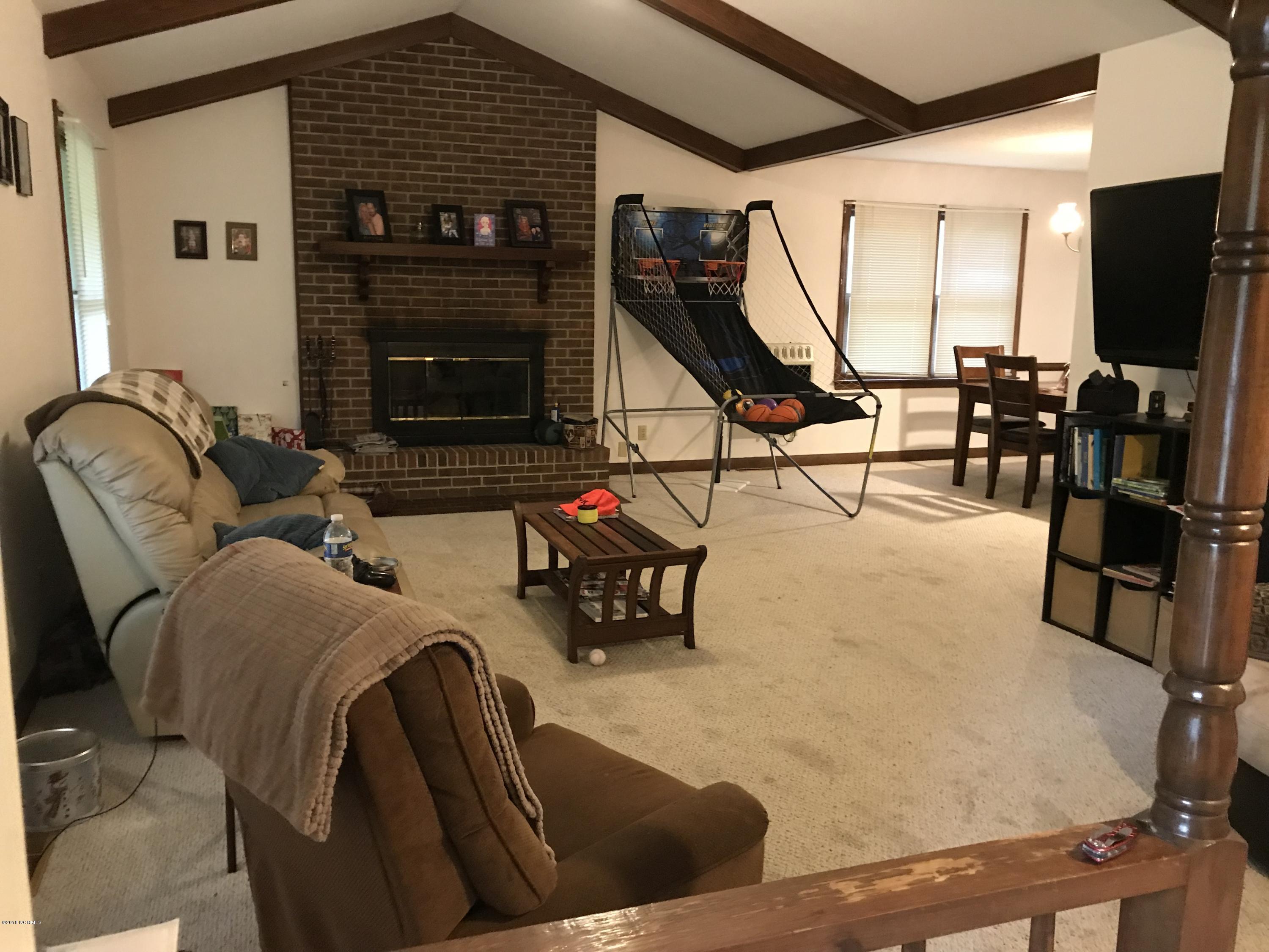112 Wellesley Road Washington, NC 27889 - Photo 3 of 23 Living Room