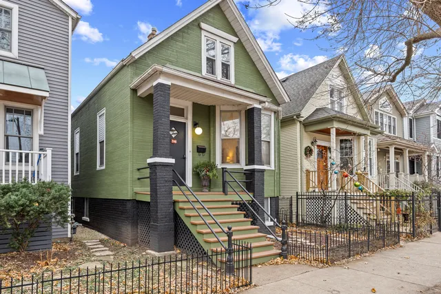 $2,850 | 2148 West Belle Plaine Avenue, Unit 1, Chicago, IL 60618