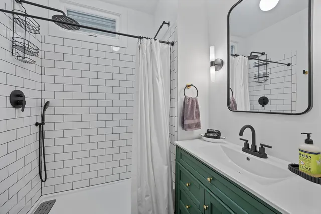 $2,850 | 2148 West Belle Plaine Avenue, Unit 1, Chicago, IL 60618